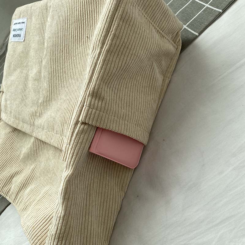 Détail du sac Trendix montrant une poche extérieure en velours côtelé