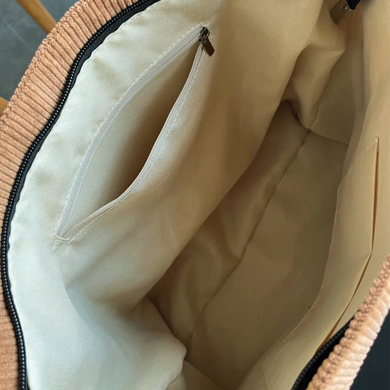 Intérieur du sac Trendix montrant le compartiment principal et la poche zippée